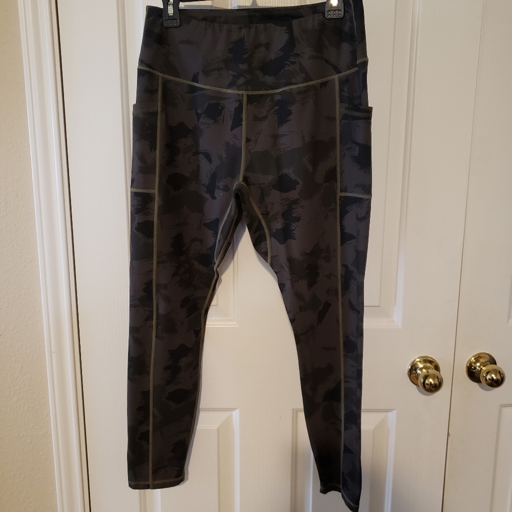 Don't Ache for My Body camouflaged workout pants size XL